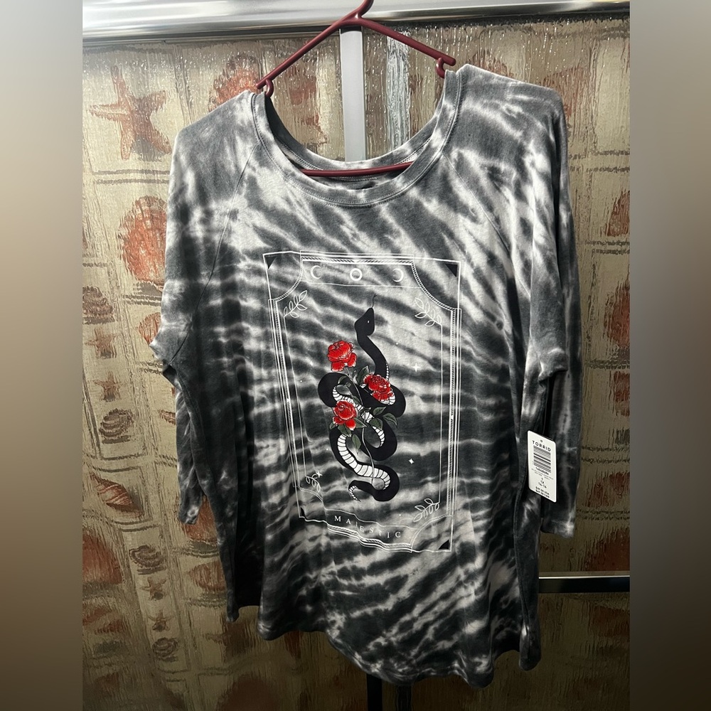 NWT Torrid size 1 tie-dye 3/4 quarter sleeve shirt with snake and roses design